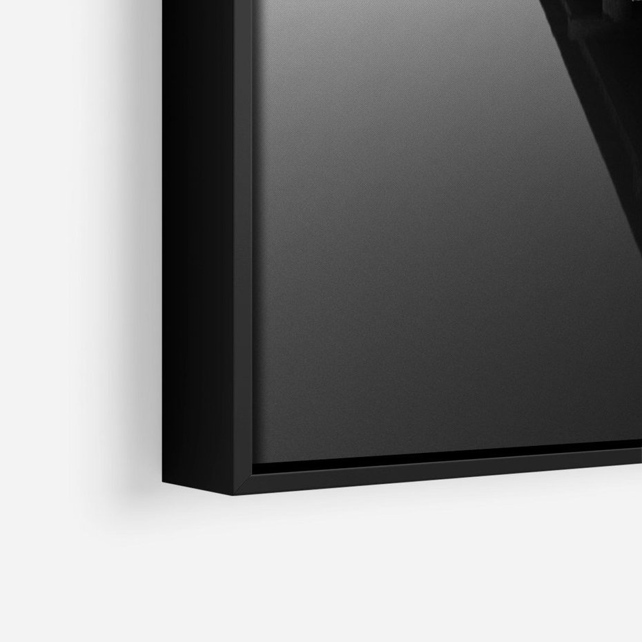 Obraz w ramie 70x100 - Mglista Perspektywa - czarno biała fotografia, drewniany pomost na jeziorze - rama czarna