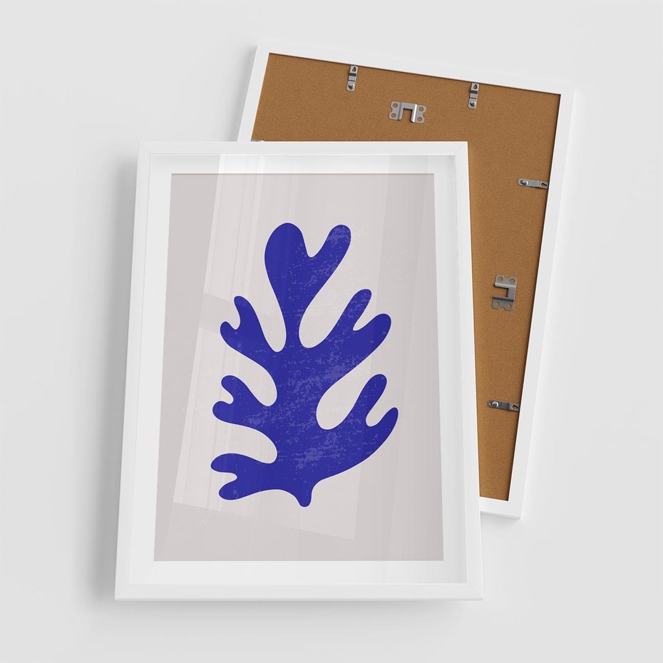 Plakat w ramie 50x70 - Przenikająca Struktura - boho plakat, niebieski liść w intensywnym kolorze - rama biała