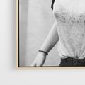 Obraz w ramie 80x120 - Letnia Młodość - nowoczesna fotografia, czarno biała - rama drewno