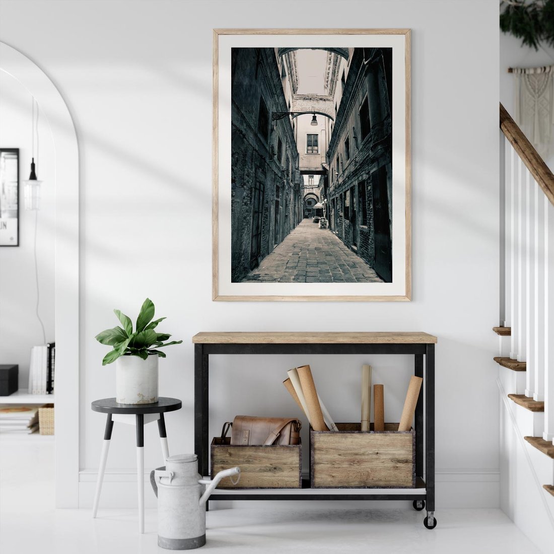 Plakat w ramie 40x50 - Odkryj tajemnice miasta - uliczka, perspektywa - rama drewno