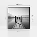 Obraz w ramie 50x50 - Spokojna Przystań - czarno biała fotografia, drewniany pomost na jeziorze - rama czarna