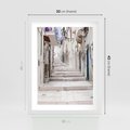 Plakat w ramie 30x40 - Urokliwa uliczka w perspektywie - uliczka, perspektywa - rama biała