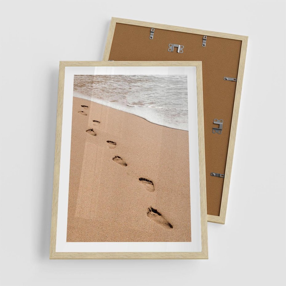 Plakat w ramie 50x70 - Ślady Stóp na Plaży: Spacer nad Morzem - plaża, ślady stóp na piasku - rama drewno