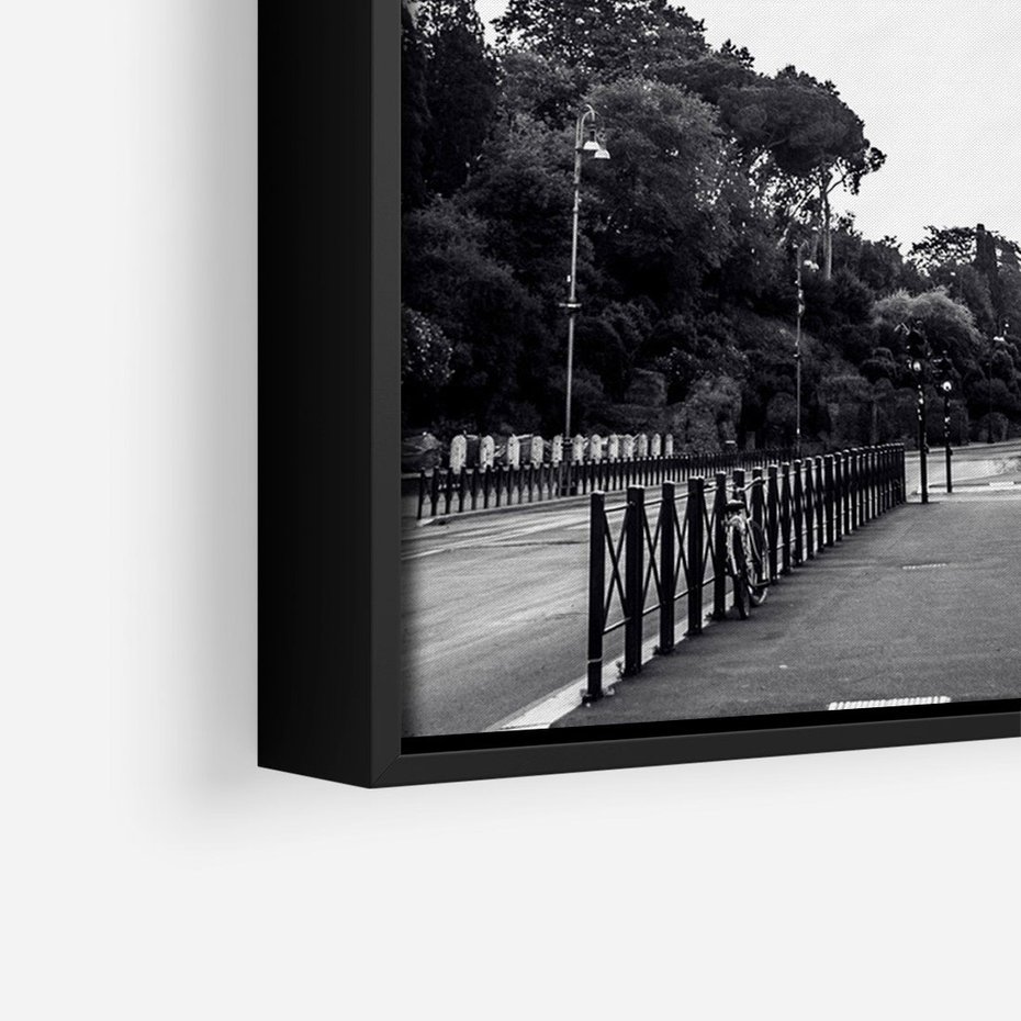 Obraz w ramie 70x100 - Echa Historii - czarno biała fotografia, koloseum - rama czarna