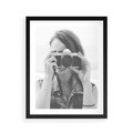 Plakat w ramie 40x50 - Zrób mi Zdjęcie - fotografia, kobieta z aparatem - rama czarna