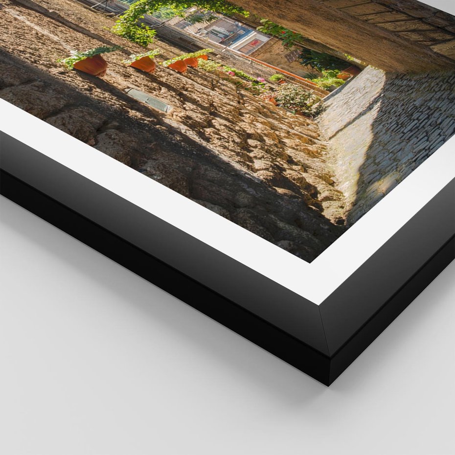 Plakat w ramie 50x70 - Włoska uliczka w perspektywie - Włochy, uliczka - rama czarna