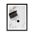 Plakat w ramie 50x70 - Relaks w Łóżku: Kawa i Laptop w Pościeli - komputer, na łóżku - rama czarna