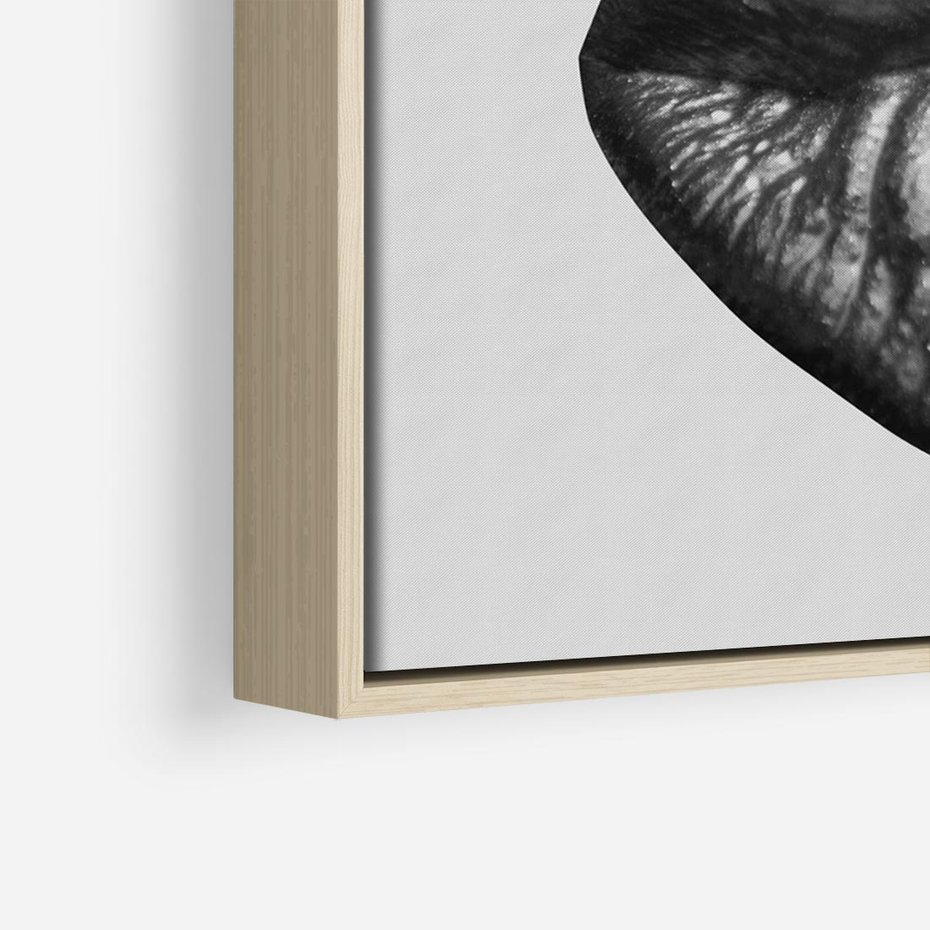 Obraz w ramie 70x50 - Srebrna Moc Wyrazu - srebrne usta, zbliżenie - rama drewno