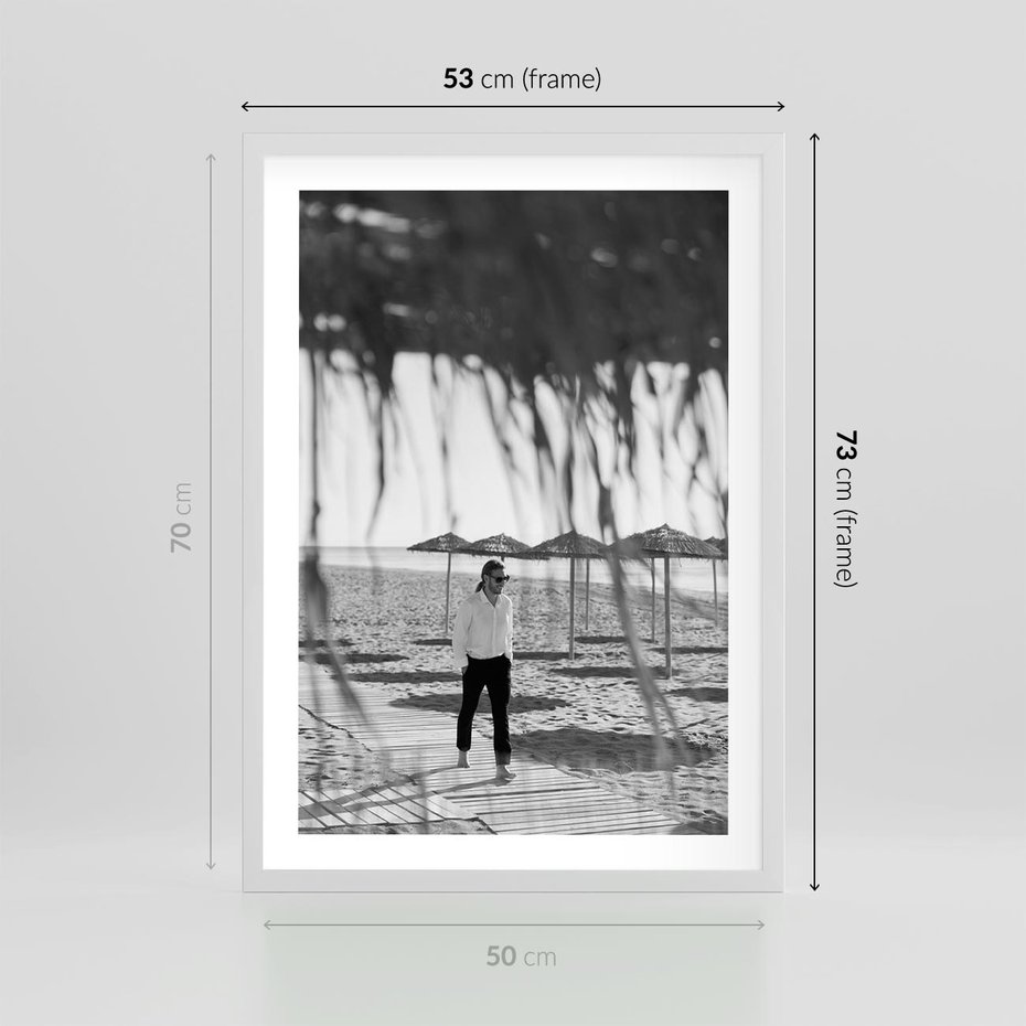 Plakat w ramie 50x70 - Wakacyjny Spacer - czarno białe zdjecie, plaża - rama biała