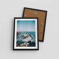 Plakat w ramie 30x40 - Dramatyczna Sceneria: Fale i Skały nad Morzem - morze, fale - rama czarna