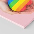 Obraz na płótnie 80x120 - Miłość na Dłoniach - zdjęcie, dłonie trzymają ulepione tęczowe serce
