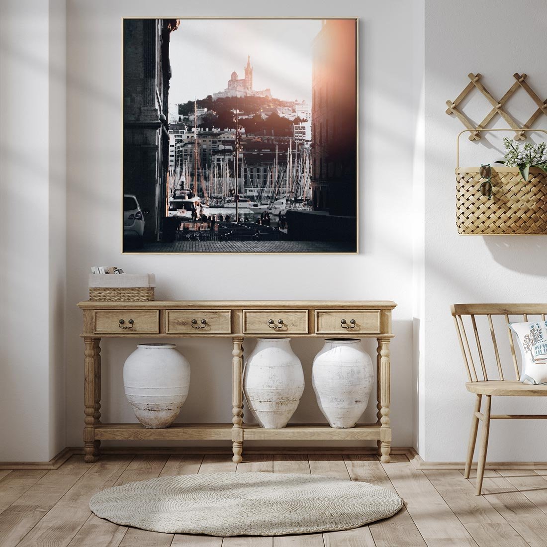 Obraz w ramie 50x50 - Światło Portowe - czarno białe zdjecie, uliczka w nadmorskim mieście - rama drewno