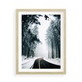 Plakat w ramie 50x70 - Droga przez Zimowy Las - drzewa, śnieg - rama drewno