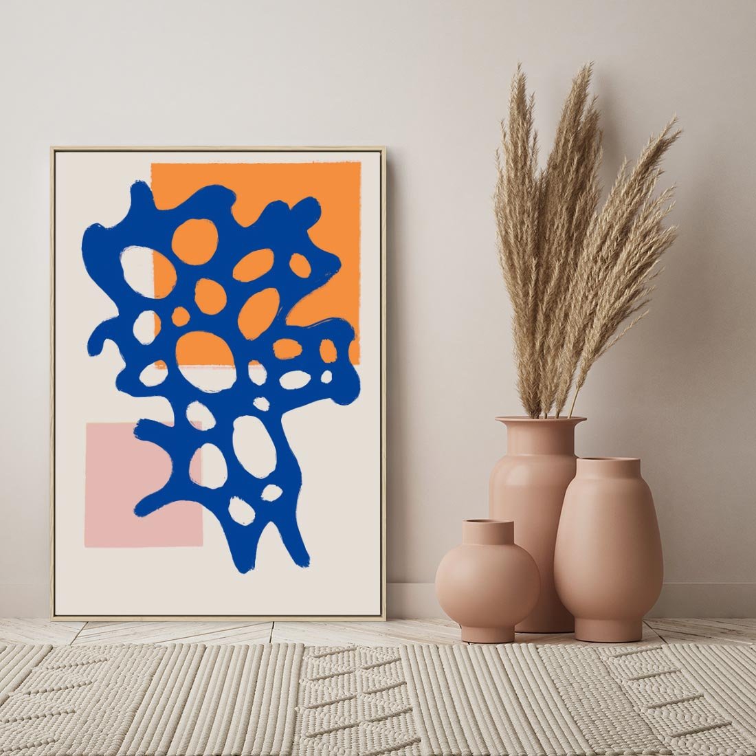Obraz w ramie 80x120 - Migotliwe Nastroje - abstrakcyjna niebieska forma, dziwne kształty - rama drewno
