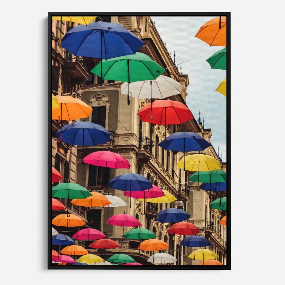 Obraz w ramie 50x70 - Barwna symfonia wyobraźni - fotografia, kolorowe parasolki podwieszone nad ulicą - rama czarna