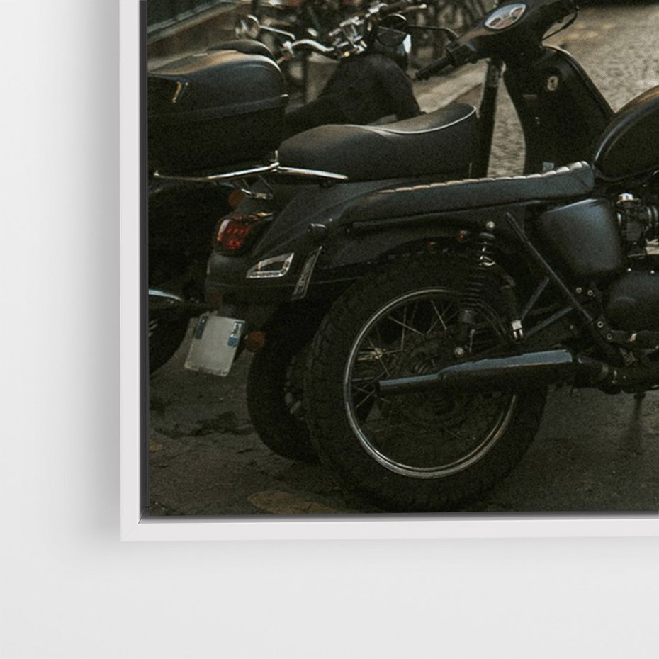 Obraz w ramie 70x100 - Ducha Przygody - motor, uliczka - rama biała