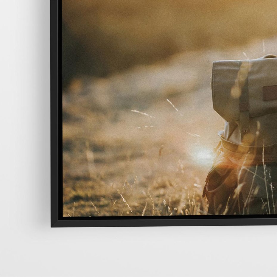 Obraz w ramie 50x50 - Podróżniczy bukiet na łące - plecak, podróż - rama czarna