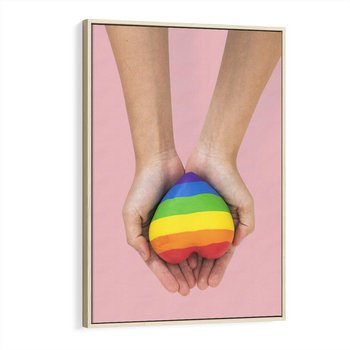 Obraz w ramie 50x70 - Miłość na Dłoniach - zdjęcie, dłonie trzymają ulepione tęczowe serce - rama drewno