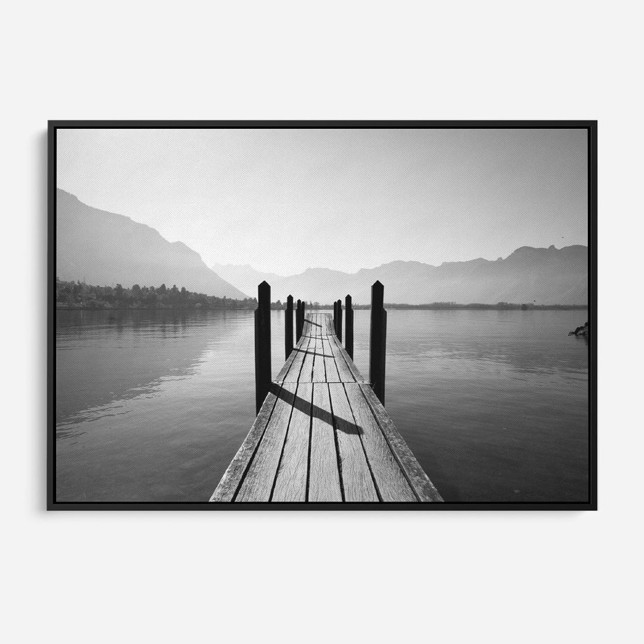 Obraz w ramie 70x50 - Spokojna Przystań - czarno biała fotografia, drewniany pomost na jeziorze - rama czarna