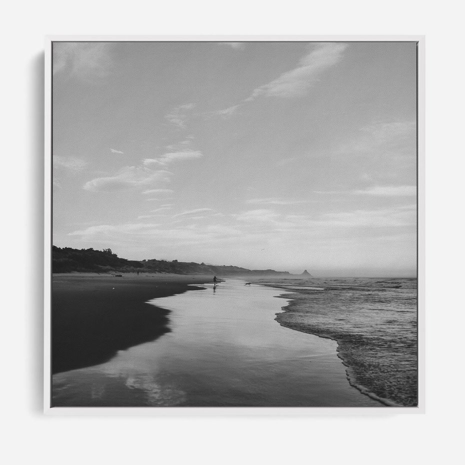 Obraz w ramie 80x80 - Nadmorska Melodia - czarno białe zdjęcie, plaża - rama biała