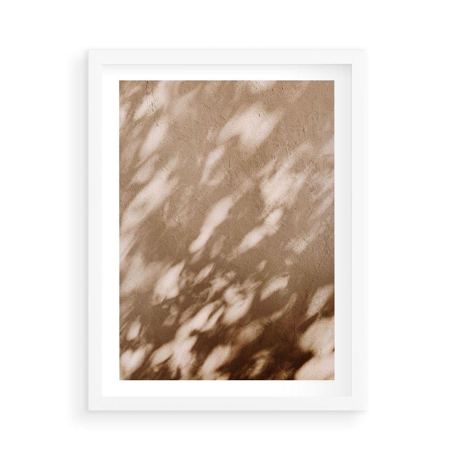 Plakat w ramie 50x70 - Abstrakcyjna Kompozycja: Cień na Ścianie - cień na ścianie, beżowe kolory - rama biała