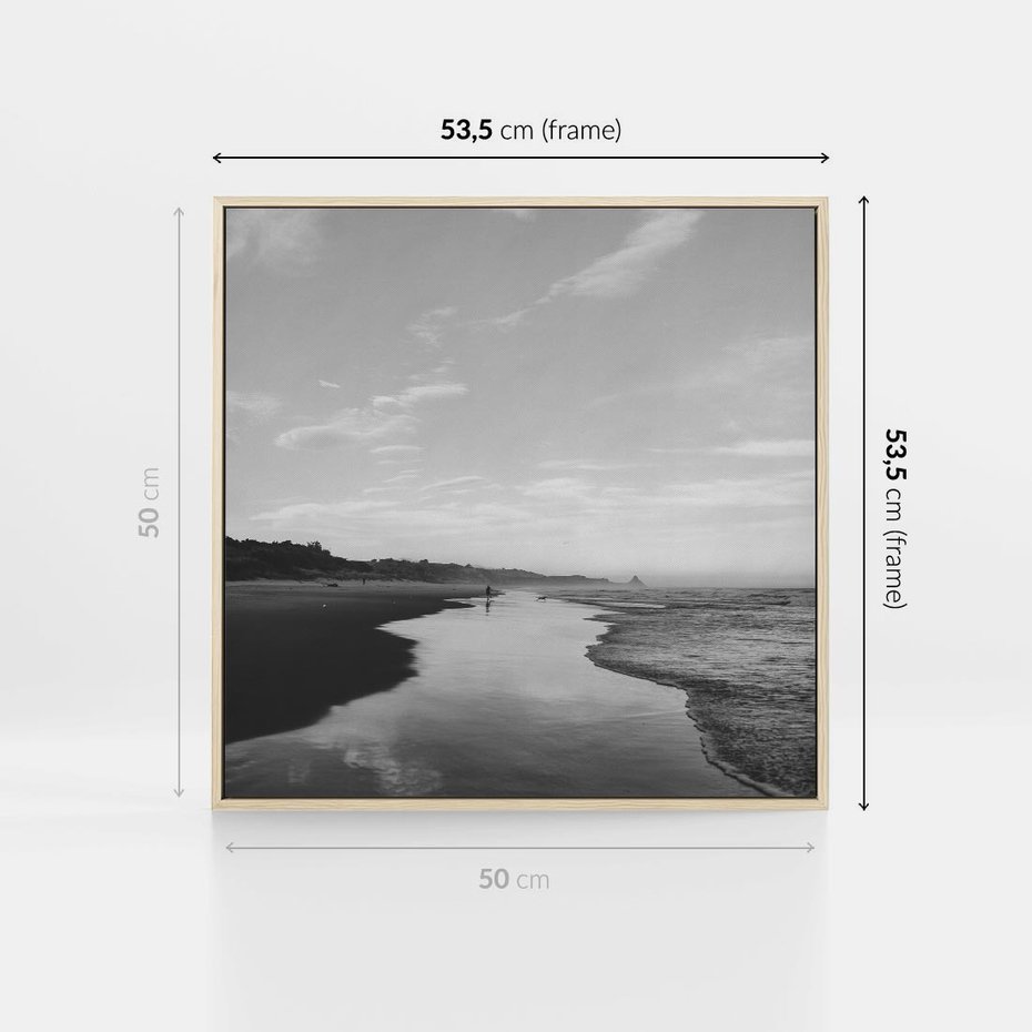 Obraz w ramie 50x50 - Nadmorska Melodia - czarno białe zdjęcie, plaża - rama drewno