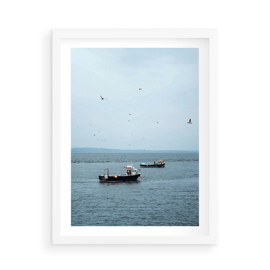 Plakat w ramie 50x70 - Rybacki Urok - morze, kutry rybackie - rama biała