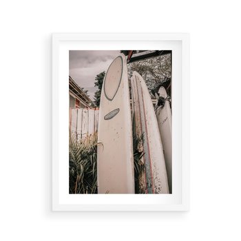 Plakat w ramie 40x50 - Deski Surfingowe czekają na Fale - deski surfingowe, stoją pod płotem - rama biała