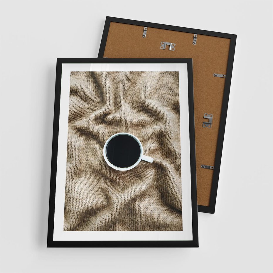 Plakat w ramie 50x70 - Filiżanka Kawy na Brązowym Kocu - kawa, czarna kawa - rama czarna