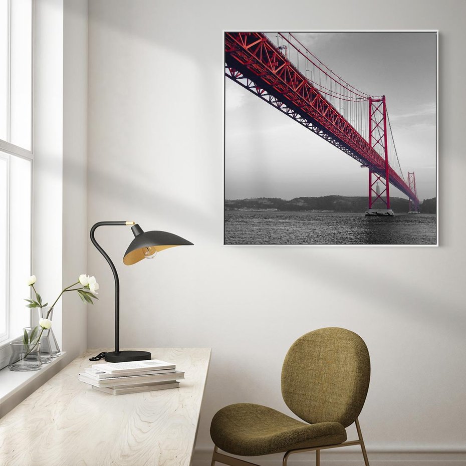 Obraz w ramie 50x50 - Majestatyczny Most - czarno biała fotografia, czerwony stalowy most nad rzeką - rama biała