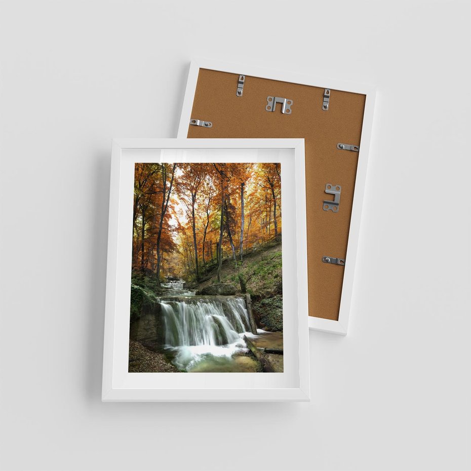 Plakat w ramie 30x40 - Jesienny wodospad w lesie - wodospad, las - rama biała