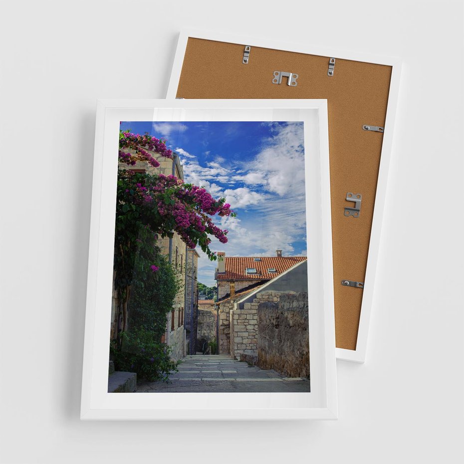 Plakat w ramie 50x70 - Uliczka: perspektywa w mieście - uliczka, perspektywa - rama biała