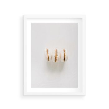 Plakat w ramie 50x70 - Delikatność w Bieli - białe ciateczka. makaroniki, minimalistyczne zdjęcie - rama biała