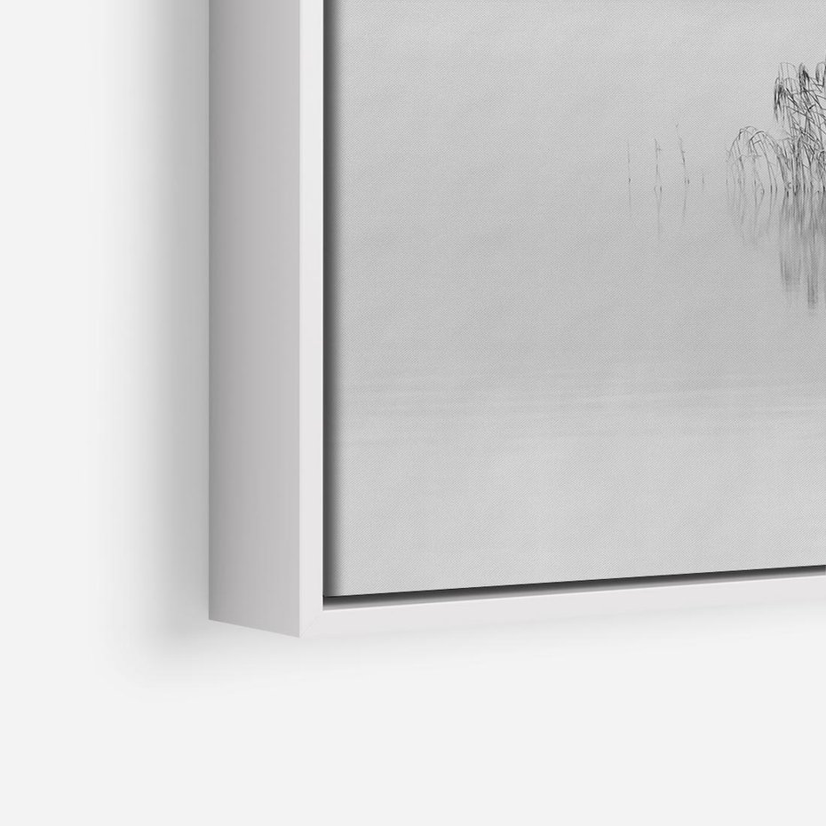 Obraz w ramie 50x50 - Mglisty Brzeg Jeziora - czarno białe zdjęcie, zamglone jezioro - rama biała