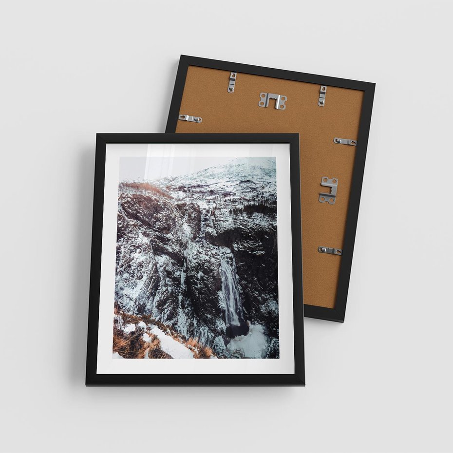 Plakat w ramie 40x50 - Góry w Białym Uroku: Zimowa Sceneria - górski krajobraz, zima - rama czarna