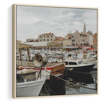 Obraz w ramie 50x50 - Malowniczy Krajobraz Morski - morze, łódki - rama drewno