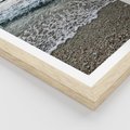 Plakat w ramie 40x50 - Spokojna Plaża - plaża, żwirek - rama drewno