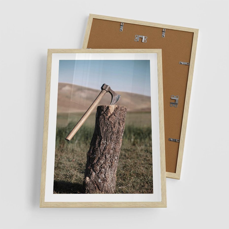 Plakat w ramie 50x70 - Rustykalna Praktyczność: Fotografia Siekiery - rustykalna fotografia, siekiera wbita w pieniek - rama drewno