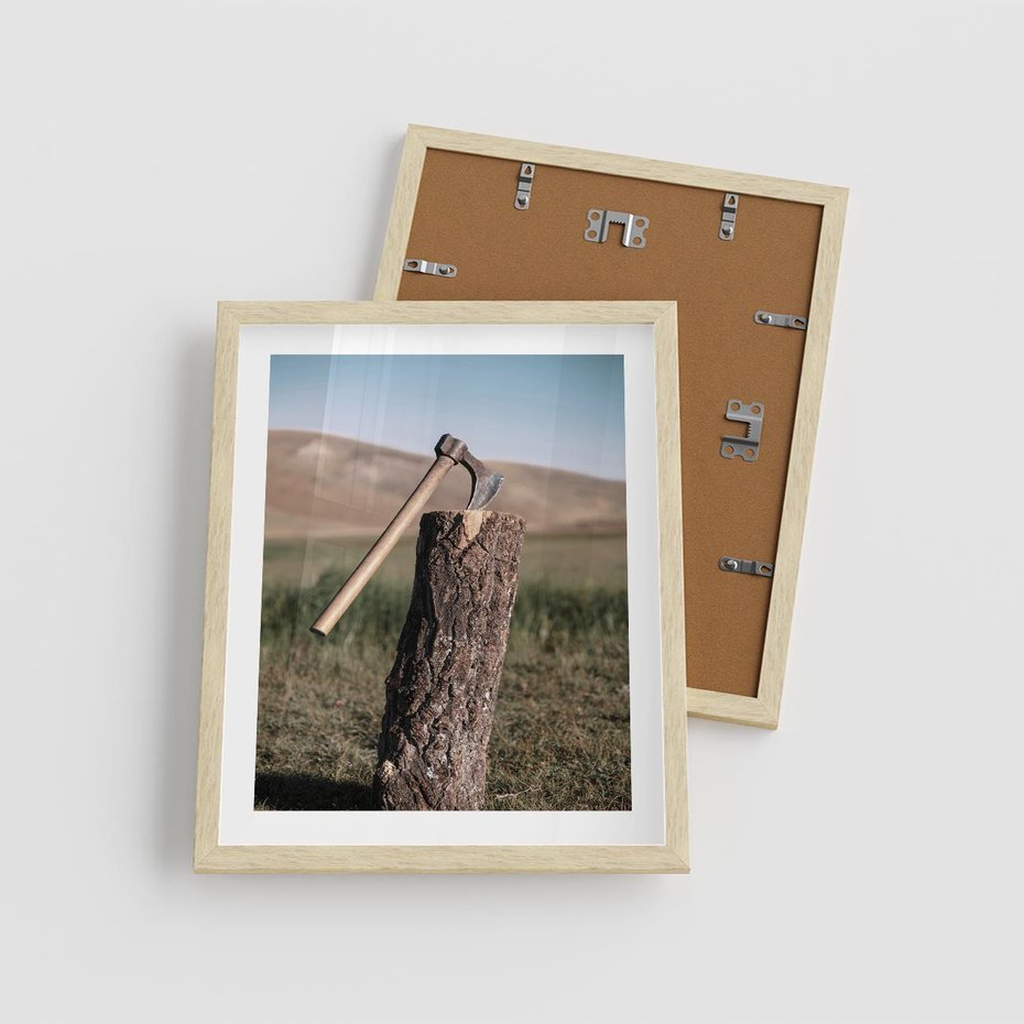 Plakat w ramie 40x50 - Rustykalna Praktyczność: Fotografia Siekiery - rustykalna fotografia, siekiera wbita w pieniek - rama drewno