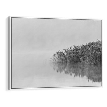 Obraz w ramie 120x80 - Mglisty Brzeg Jeziora - czarno białe zdjęcie, zamglone jezioro - rama biała