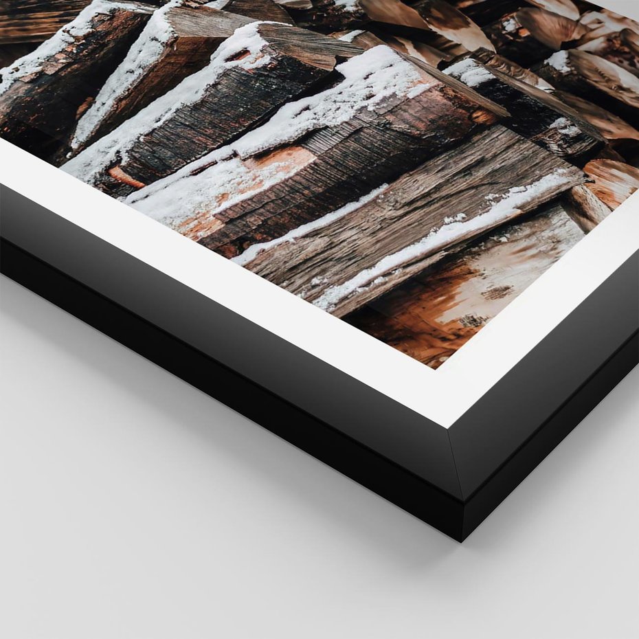 Plakat w ramie 50x70 - Zimowa Drewniana Idylla - drewno, kłody - rama czarna