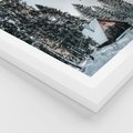 Plakat w ramie 30x40 - Górska Uroda Zimą: Dom w Śniegu - domek w górach, zima - rama biała