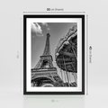 Plakat w ramie 30x40 - Zabawa w Paryżu - czarno białe zdjecie, wieża eiffla - rama czarna