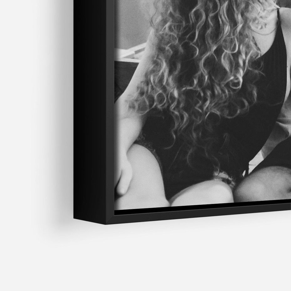 Obraz w ramie 70x100 - Księga mglistych marzeń - czarno biała fotografia, para zakochanych w łodzi - rama czarna