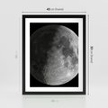 Plakat w ramie 40x50 - Kontrastowy księżyc w czerni i bieli - księżyc, czarno - rama czarna