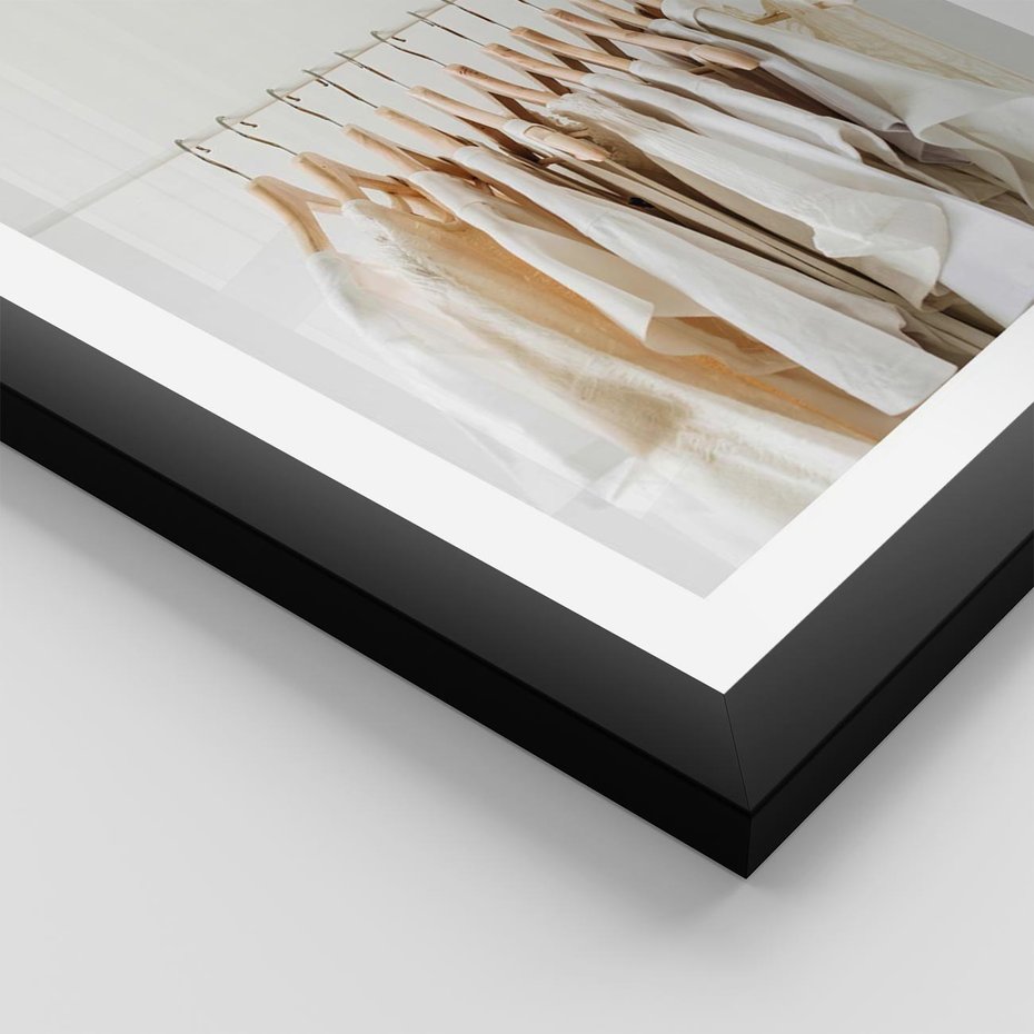 Plakat w ramie 40x50 - Elegancja Prostoty - ubrania, modowa fotografia - rama czarna