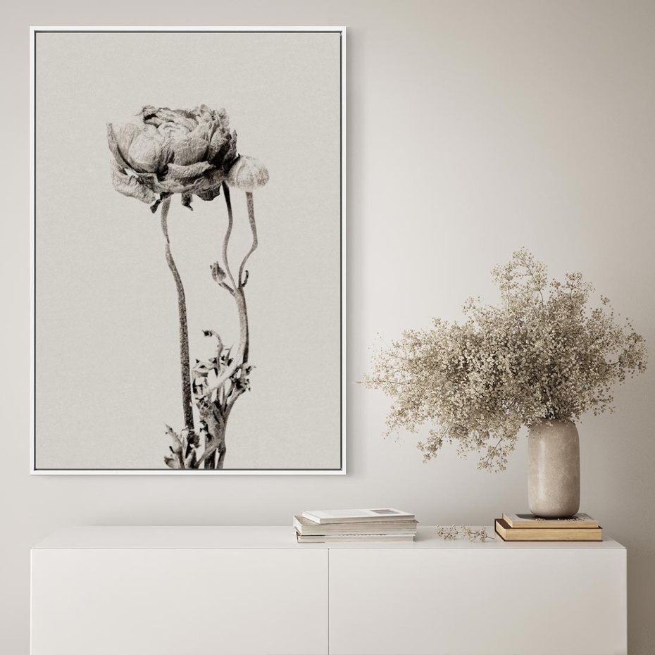 Obraz w ramie 80x120 - Kwiatowa Symfonia w Szarościach - czarno biała odbitka, jak fotografia - rama biała