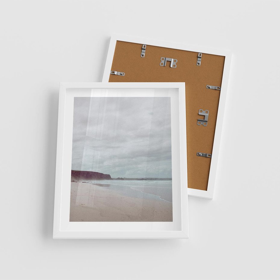 Plakat w ramie 40x50 - Mglista Plaża - plaża, mglisty krajobraz - rama biała