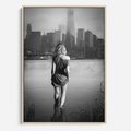 Obraz w ramie 80x120 - Kapiel w Mieście - czarno białe zdjęcie, kobieta wchodzi do wody - rama drewno