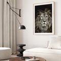 Plakat w ramie 50x70 - Moc lewego spojrzenia - lew, czarno - rama drewno